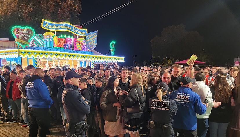 Bei den Canstatter Wasen herrschte am Abend großer Andrang.