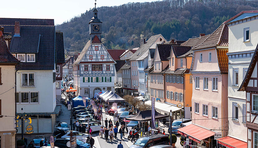 Sparkasse Hohenlohekreis und Stadtverwaltung laden am 18. und 19. April zur vierten Auflage von Künmobil in die Künzelsauer Innenstadt ein. Sparkasse Hohenlohekreis und Stadtverwaltung laden am 18. und 19. April zur vierten Auflage von Künmobil in die Künzelsauer Innenstadt ein.
