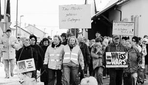 Beim &bdquo;Solidaritätsmarsch für Mössners&ldquo; zogen rund 400 Menschen mit 150 Hunden durch die Straßen von Dürrenzimmern. (Foto: Birgit Riecker)