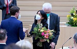 Manuel Hagel, Vorsitzender der CDU-Landtagsfraktion, gratuliert Muhterem Aras, der neu gew&auml;hlten Pr&auml;sidentin des Landtags. Foto: dpa