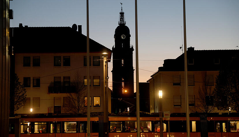 In der Sülmerstraße steht der Hafenmarktturm, vor dem Zweiten Weltkrieg fand hier ein Töpfermarkt statt. In der Sülmerstraße steht der Hafenmarktturm, vor dem Zweiten Weltkrieg fand hier ein Töpfermarkt statt.