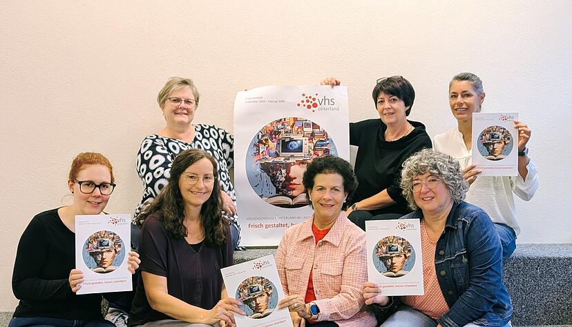 Direktorin Roswitha Keicher (hintere Reihe, Mitte) und ihr Team von der VHS Unterland freuen sich auf das neue Semester mit einem Angebot von mehr als 2200 Kursen.