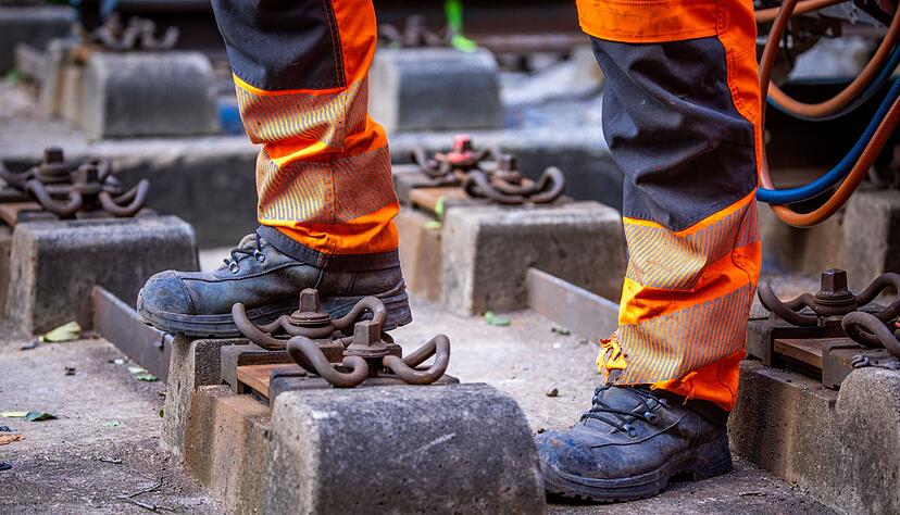 Die Arbeiter waren laut Polizei mit Gleisarbeiten in der Oberpfalz beschäftigt. (Symbolbild)