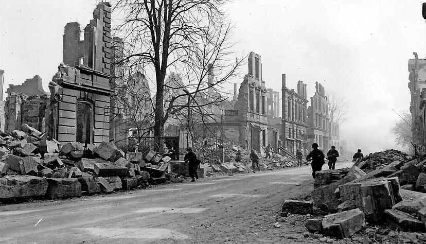 Kampf um die Ruinenstadt Heilbronn, datiert auf den 11. April 1945: Dieses bereits veröffentlichte Bild und rund drei Dutzend bislang unbekannte Aufnahmen hat Christhard Schrenk in amerikanischen Archiven entdeckt. Foto: National Archives Washington DC Kampf um die Ruinenstadt Heilbronn, datiert auf den 11. April 1945: Dieses bereits veröffentlichte Bild und rund drei Dutzend bislang unbekannte Aufnahmen hat Christhard Schrenk in amerikanischen Archiven entdeckt. Foto: National Archives Washington DC
