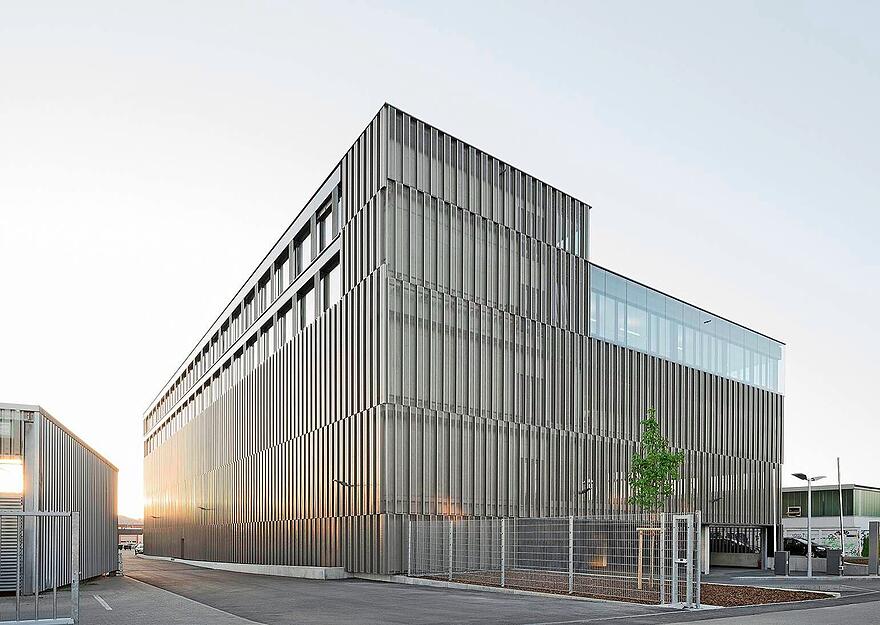 Im kompakten Büro- und Werkstattgebäude der Heilbronner Versorgungs GmbH in der Etzelstraße mit Aluminium-Lochfassade finden auch Schulungsräume und Parkhaus Platz. Im kompakten Büro- und Werkstattgebäude der Heilbronner Versorgungs GmbH in der Etzelstraße mit Aluminium-Lochfassade finden auch Schulungsräume und Parkhaus Platz.