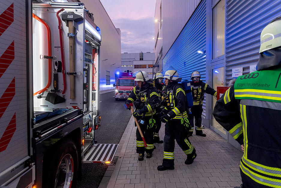 Übung auf Audi-Gelände: Feuerwehr am Gebäude A11 im Einsatz Übung auf Audi-Gelände: Feuerwehr am Gebäude A11 im Einsatz
