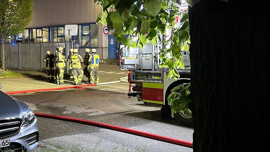 Das Feuer wurde durch die Werksfeuerwehren der umliegenden Firmen und der Feuerwehr Neckarsulm schnell unter Kontrolle gebracht.