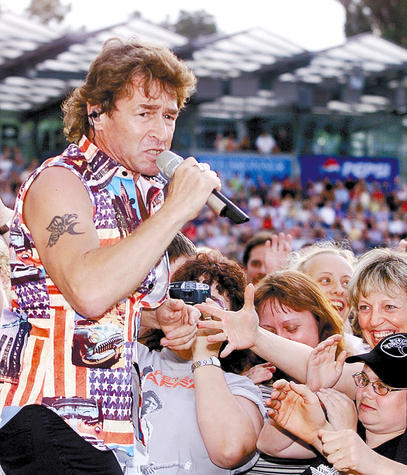 Peter Maffay inmitten begeisterter Fans. Das Open-Air-Konzert lockte im Juni 2002 tausende Rock-Fans ins Stadion.