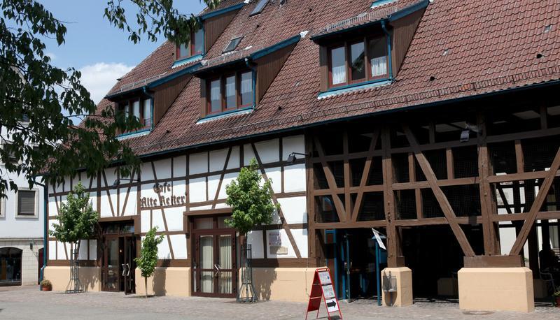 Die historische Alte Kelter prägt den Kelterplatz in der Bottwartalstadt. Bäckerei, Konditorei, Café und Eisverkauf sind hier angesiedelt. Wegen der wirtschaftlichen Verluste gibt der Pächter auf.
Fotos: Ralf Seidel Die historische Alte Kelter prägt den Kelterplatz in der Bottwartalstadt. Bäckerei, Konditorei, Café und Eisverkauf sind hier angesiedelt. Wegen der wirtschaftlichen Verluste gibt der Pächter auf.
Fotos: Ralf Seidel