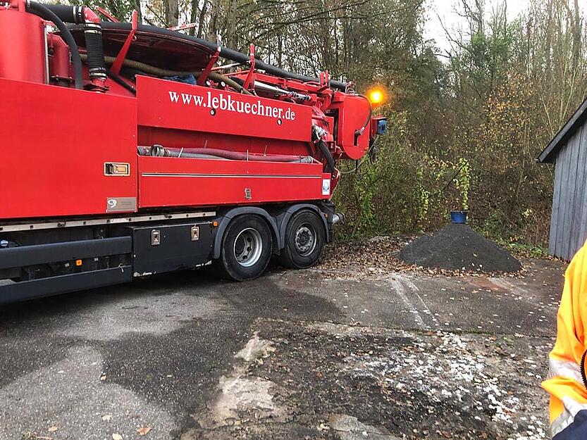 Die Kanalreinigungs-Firma Lebk&uuml;chner saugte den Einlauf in die Seckach ab und sp&uuml;lte den Kanal.