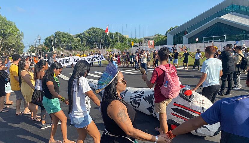 Aktivisten tanzen, um anlässlich der Weltklimakonferenz #COP30 zu protestieren. Aktivisten tanzen, um anlässlich der Weltklimakonferenz #COP30 zu protestieren.