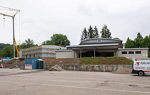 Die Wilhelm-Frey-Halle wird saniert, direkt daneben entsteht ein Vereinszentrum: Die Stadt investiert 2,4 Millionen Euro.
Fotos: Mario Berger Die Wilhelm-Frey-Halle wird saniert, direkt daneben entsteht ein Vereinszentrum: Die Stadt investiert 2,4 Millionen Euro.
Fotos: Mario Berger