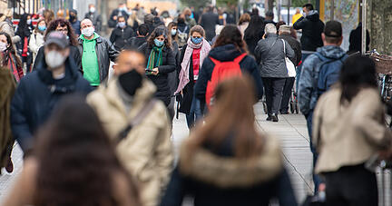 Passanten tragen eine Mund-Nasenbedeckung, während sie durch die Innenstadt gehen. In der Landeshauptstadt sind strengere Corona-Regeln in Kraft getreten. Auch in Heilbronn ist das bald der Fall. Foto: dpa