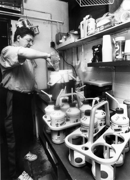 1992: F&uuml;r das bevorstehende Spiel des HEC werden die Aufbaugetr&auml;nke zubereitet.