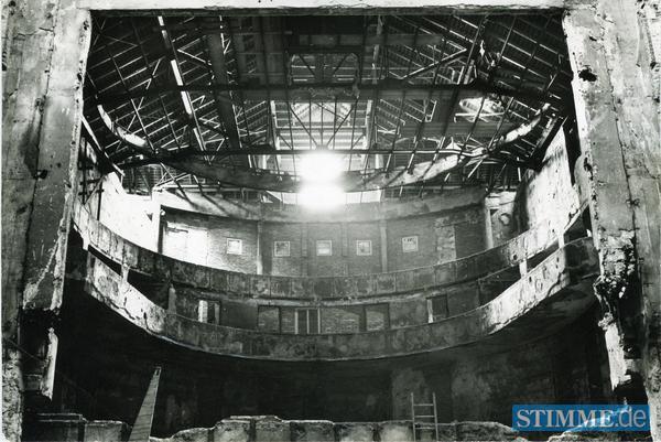 Blick von der Bühne in den Zuschauerraum 1966 zeigt das Ausmaß der Zerstörung nach der Bombennacht am 4. Dezember 1944 im alten Theater.