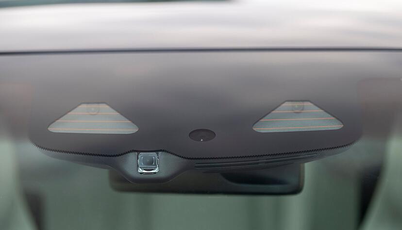 Augen der Autos: Stereokamera und Sensoren für Regen und Licht sammeln Informationen für den Drive Pilot von Mercedes.