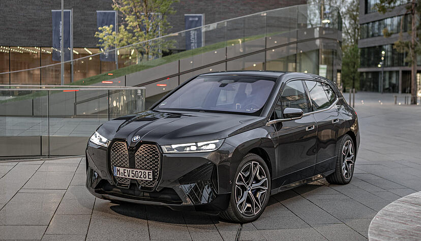 Der BMW iX bietet viel Platz auf fast fünf Metern Länge, er fährt und lädt gut. In etwa zehn Minuten zieht er Strom für weitere 120 Kilometer Strecke.