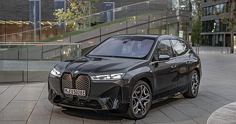 Der BMW iX bietet viel Platz auf fast fünf Metern Länge, er fährt und lädt gut. In etwa zehn Minuten zieht er Strom für weitere 120 Kilometer Strecke.