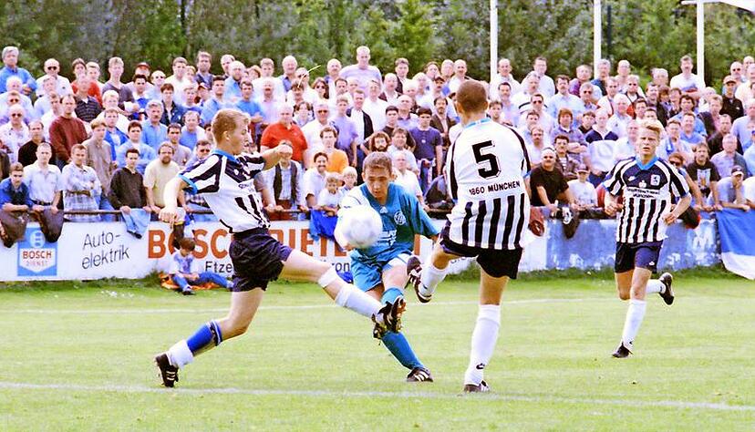 Volles Haus beim 3:1-Halbfinalsieg am 7. Juli 1996 gegen die A-Junioren von 1860 M&uuml;nchen. 2500 Zuschauer waren damals in B&ouml;ckingen mit dabei. Das Frankenstadion war wegen eines Konzerts der Kelly Family nicht verf&uuml;gbar. Beim Finale gegen Cottbus waren es dort dann 6000 Zuschauer. Foto: Archiv/Kr&uuml;ger