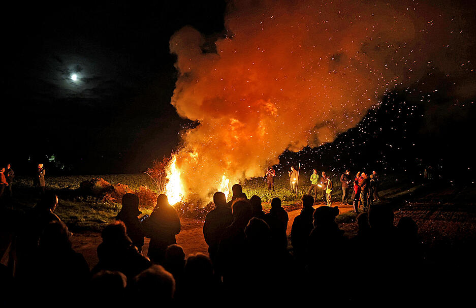 Auch in diesem Jahr schlagen die Flammen am Ostersonntag auf dem Acker hoch. Auch in diesem Jahr schlagen die Flammen am Ostersonntag auf dem Acker hoch.