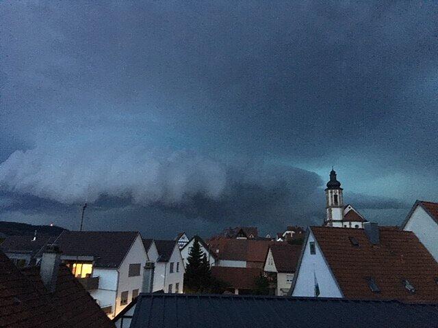 Das Unwetter kommt von Heilbronn über den Wartberg nach Erlenbach. Foto: Swen Leitz
