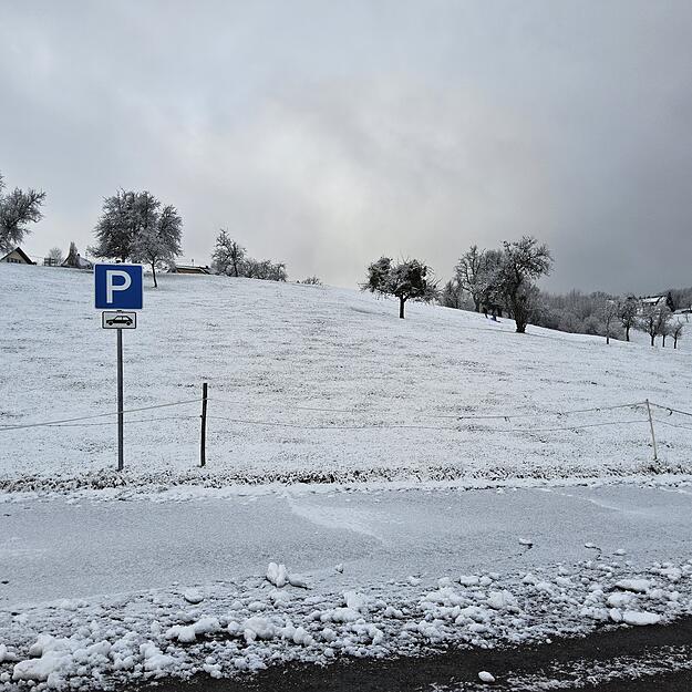 Parkplatz am Friedhof Busch: Die Neuschneeauflage könnte für eine Schlittenpartie reichen.