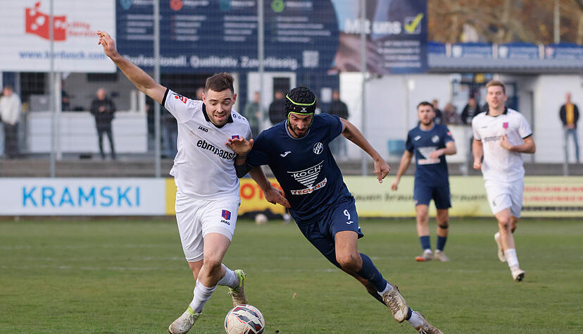 Zweikampf der Torjäger: Hannes Scherer (links) erzielte sein zehntes Saisontor für Hollenbach, Dominik Salz traf für Pforzheim zum, achten Mal.