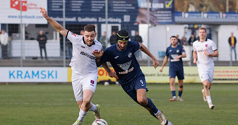 Zweikampf der Torjäger: Hannes Scherer (links) erzielte sein zehntes Saisontor für Hollenbach, Dominik Salz traf für Pforzheim zum, achten Mal. Zweikampf der Torjäger: Hannes Scherer (links) erzielte sein zehntes Saisontor für Hollenbach, Dominik Salz traf für Pforzheim zum, achten Mal.