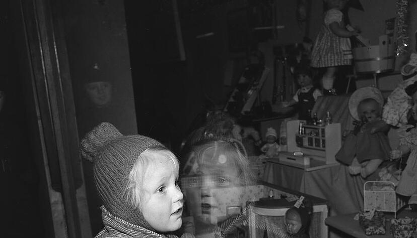 Puppen soweit das Auge reicht: Sehnsuchtsvoll blicken  Mädchenaugen auf die üppige Schaufensterauslage der 1950er Jahre.