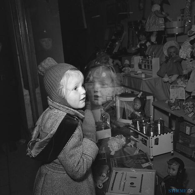 Puppen soweit das Auge reicht: Sehnsuchtsvoll blicken  Mädchenaugen auf die üppige Schaufensterauslage der 1950er Jahre.