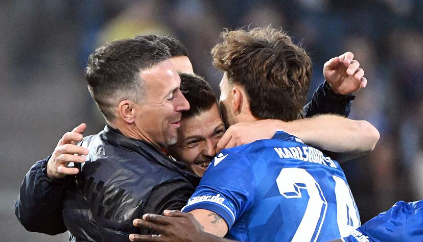 Jubel mit dem Coach: Nach dem Tor zum 3:1 fielen Wanitzek (Mitte) und Schleusener (r) dem Trainer Eichner (l) in die Arme.