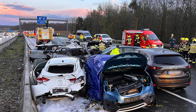 Mehrere Autos stehen nach einer Massenkarambolage an der Unfallstelle. Mehrere Autos stehen nach einer Massenkarambolage an der Unfallstelle.