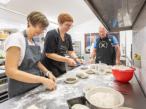Stimme-Leser verarbeiten frischen Brotteig in der Backstube der Oettinger Mühle in Ilsfeld.