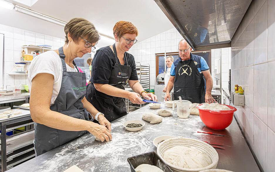 Stimme-Leser verarbeiten frischen Brotteig in der Backstube der Oettinger Mühle in Ilsfeld.