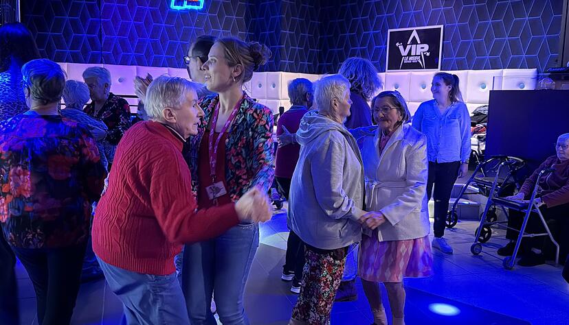 Zu Twist, Walzer, Tango und Polonaise tanzen im Club Jung und Alt miteinander. Zu Twist, Walzer, Tango und Polonaise tanzen im Club Jung und Alt miteinander.