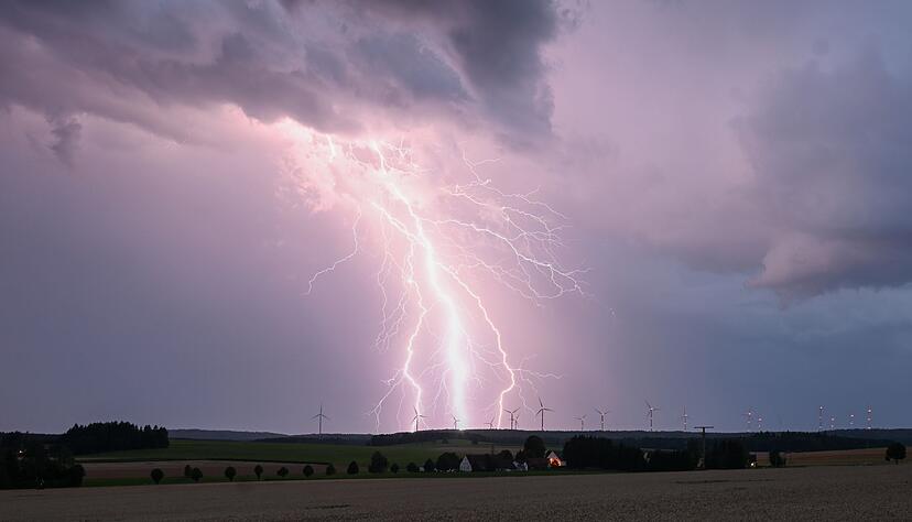 Besonders häufig schlugen Blitze im vergangenen Jahr im Landkreis Sigmaringen ein. (Archivbild) Besonders häufig schlugen Blitze im vergangenen Jahr im Landkreis Sigmaringen ein. (Archivbild)