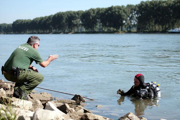 Taucher der Bereitschaftspolizei Mainz suchen im Rhein bei Worms nach einer Waffe. Auf der Waffe, die seit zwei Jahren im Fluss liegen soll, könnten sich DNA-Spuren der unbekannten Serientäterin befinden, die mit dem Mord an einer Polizistin in Heilbronn vom April 2007 in Verbindung gebracht wird.