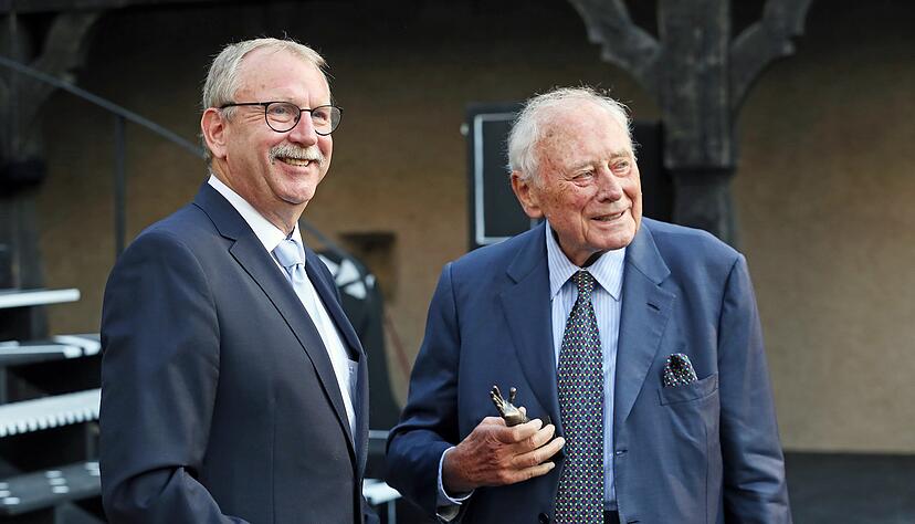 Roland Halter (links) übergibt Reinhold Würth eine kleine eiserne Hand. Roland Halter (links) übergibt Reinhold Würth eine kleine eiserne Hand.
