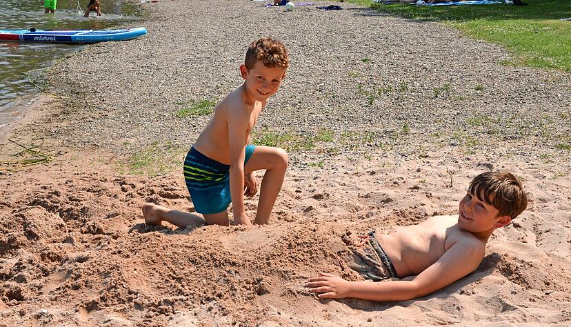 Leopold (6, links) und Leonard (9) haben ihren Spaß am Strand. Mama Dorothea Cuber hatte das Ticket vorab gekauft.