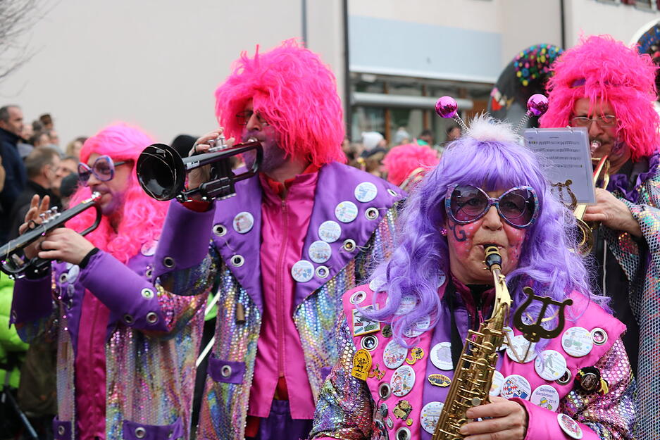 Der Festumzug im Mulfingen begeistert mit Vielfalt, Einfallsreichtum und Gemeinschaftsgef&uuml;hl.