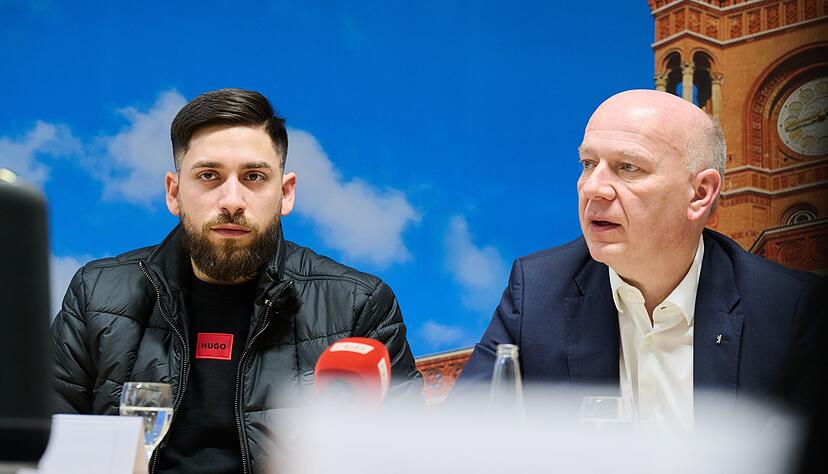 Berlins Regierender B&uuml;rgermeister Kai Wegner (CDU) hat Can S&uuml;r&uuml;c&uuml; im Roten Rathaus getroffen, den Sohn von Hatun S&uuml;r&uuml;c&uuml;, die vor 21 Jahren ermordet wurde.