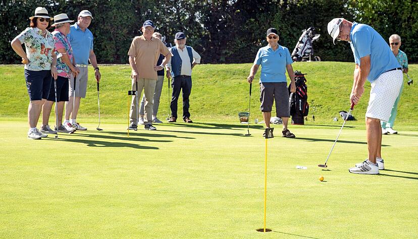 Sieht einfacher aus, als es ist: Den Ball mit einem gezielten Schlag einzulochen, erfordert Fingerspitzengef&uuml;hl und gutes Augenma&szlig;.
Foto: Andreas Veigel
