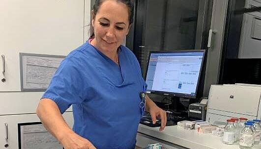 Claudia Piloiu stellt Medikamente in sogenannten Dispensern zusammen. Claudia Piloiu stellt Medikamente in sogenannten Dispensern zusammen.