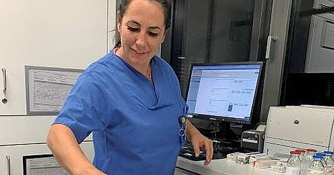 Claudia Piloiu stellt Medikamente in sogenannten Dispensern zusammen. Claudia Piloiu stellt Medikamente in sogenannten Dispensern zusammen.