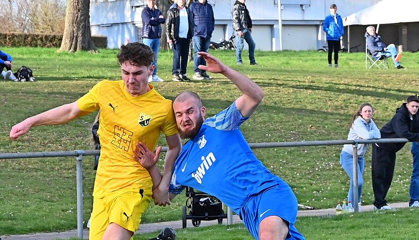 Eine Schulter zum Anlehnen brauchten Nils Stuckert (rechts) und der VfB Bad Rappenau nach dem 2:2 gegen Tiefenbach weniger. Die Rappenauer hatten eine 2:1-Führung von Max Rothemmel und Co. am Ende noch ausgeglichen.
Foto: Klaus Krüger