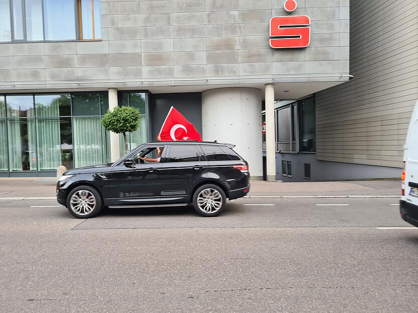 In der Stadt bildet sich ein Autokorso.