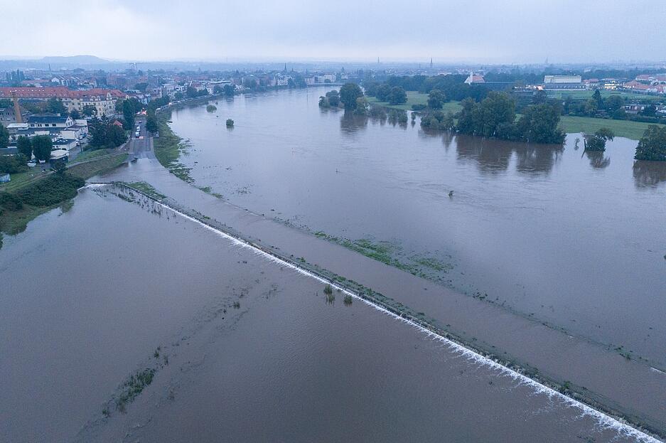 Das Hochwasser der Elbe tritt in der Flutrinne zwischen den Dresdner Stadtteilen Kaditz und Mickten über das Ufer (Aufnahme mit Drohne).