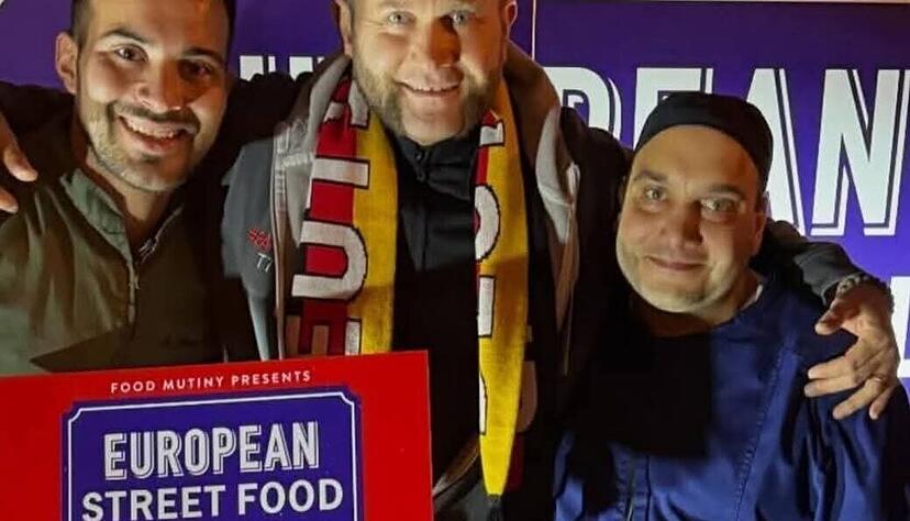 Bester Burger Europas und Publikumsliebling noch dazu: Mit zwei sagenhaften ersten Preisen kehrt Toni Tänzer mit seinem Team von Tonis Eatery aus Öhringen von der Streetfood-EM in München zurück. Bester Burger Europas und Publikumsliebling noch dazu: Mit zwei sagenhaften ersten Preisen kehrt Toni Tänzer mit seinem Team von Tonis Eatery aus Öhringen von der Streetfood-EM in München zurück.
