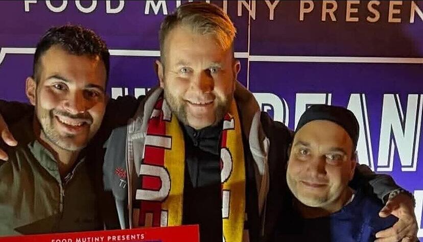 Bester Burger Europas und Publikumsliebling noch dazu: Mit zwei sagenhaften ersten Preisen kehrt Toni T&auml;nzer mit seinem Team von Tonis Eatery aus &Ouml;hringen von der Streetfood-EM in M&uuml;nchen zur&uuml;ck.