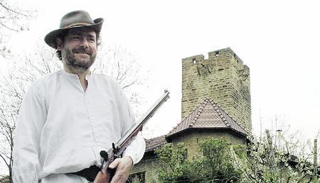 Ottmar Sager von der Burgwehr Sulzfeld fiebert wie seine Vereinskollegen dem Fest auf der Ravensburg entgegen. Pfingsten halten dort Kr&auml;mer und Musikanten Einzug. (Foto: Heike Kinkopf)